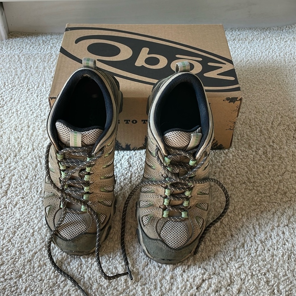 Oboz Women’s Sawtooth hiking boots size 8 medium. Very Good condition!